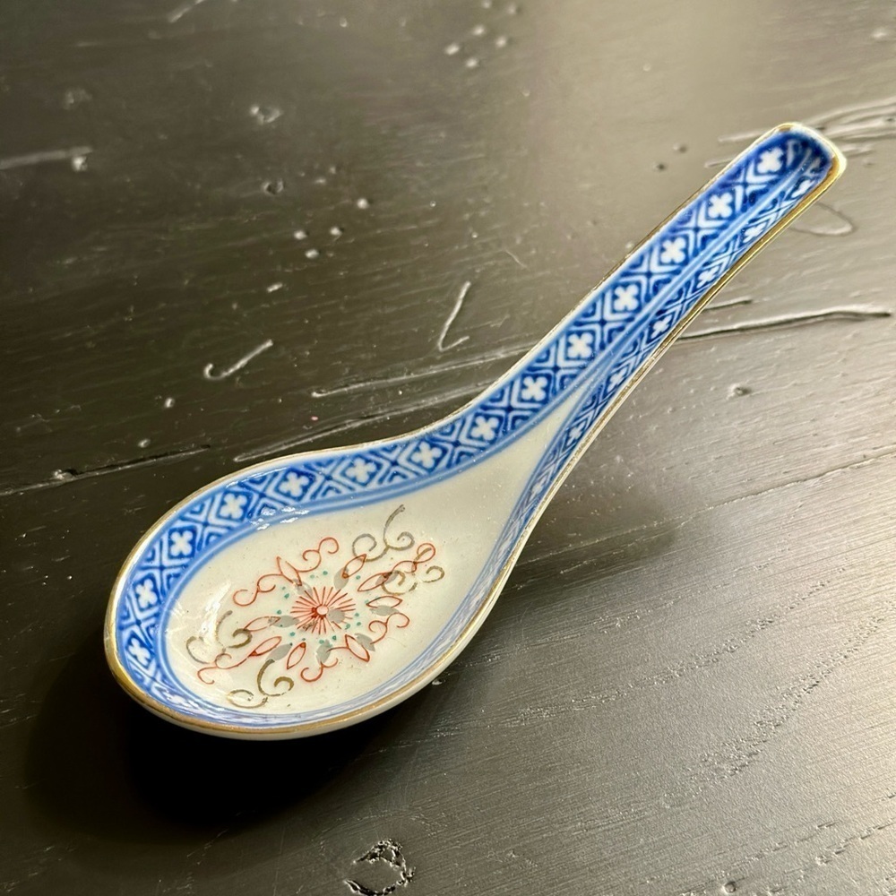 ANTIQUE, CHINESE RICE GRAIN, PORCELAIN, SOUP SPOON. TRADITIONAL BLUE & WHITE.